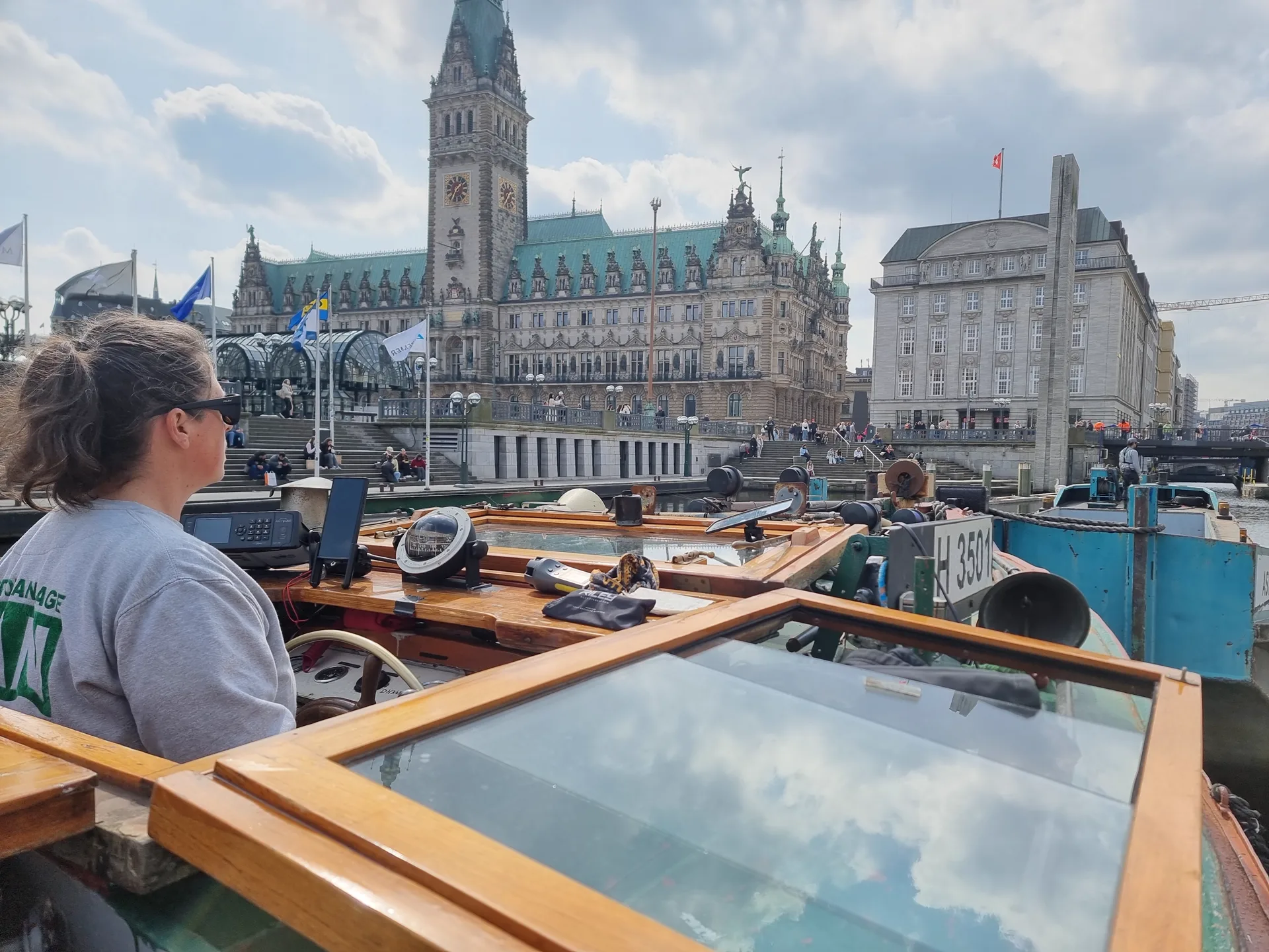 PAN Arbeitsboot vor dem Hamburger Rathaus am Alsterfleet