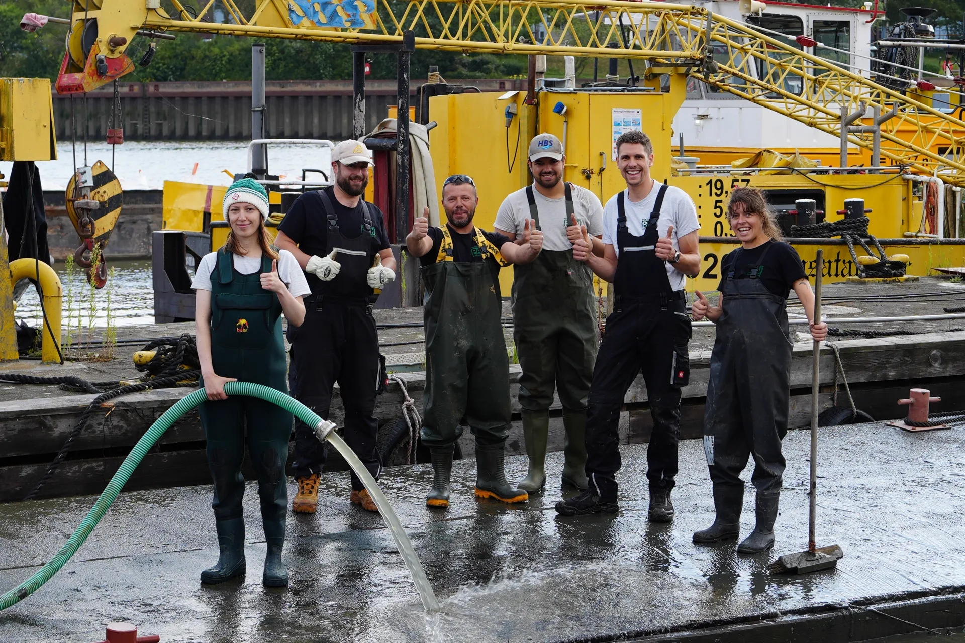 PAN Norderelbe Team und Auszubildende an Bord im Hamburger Hafen