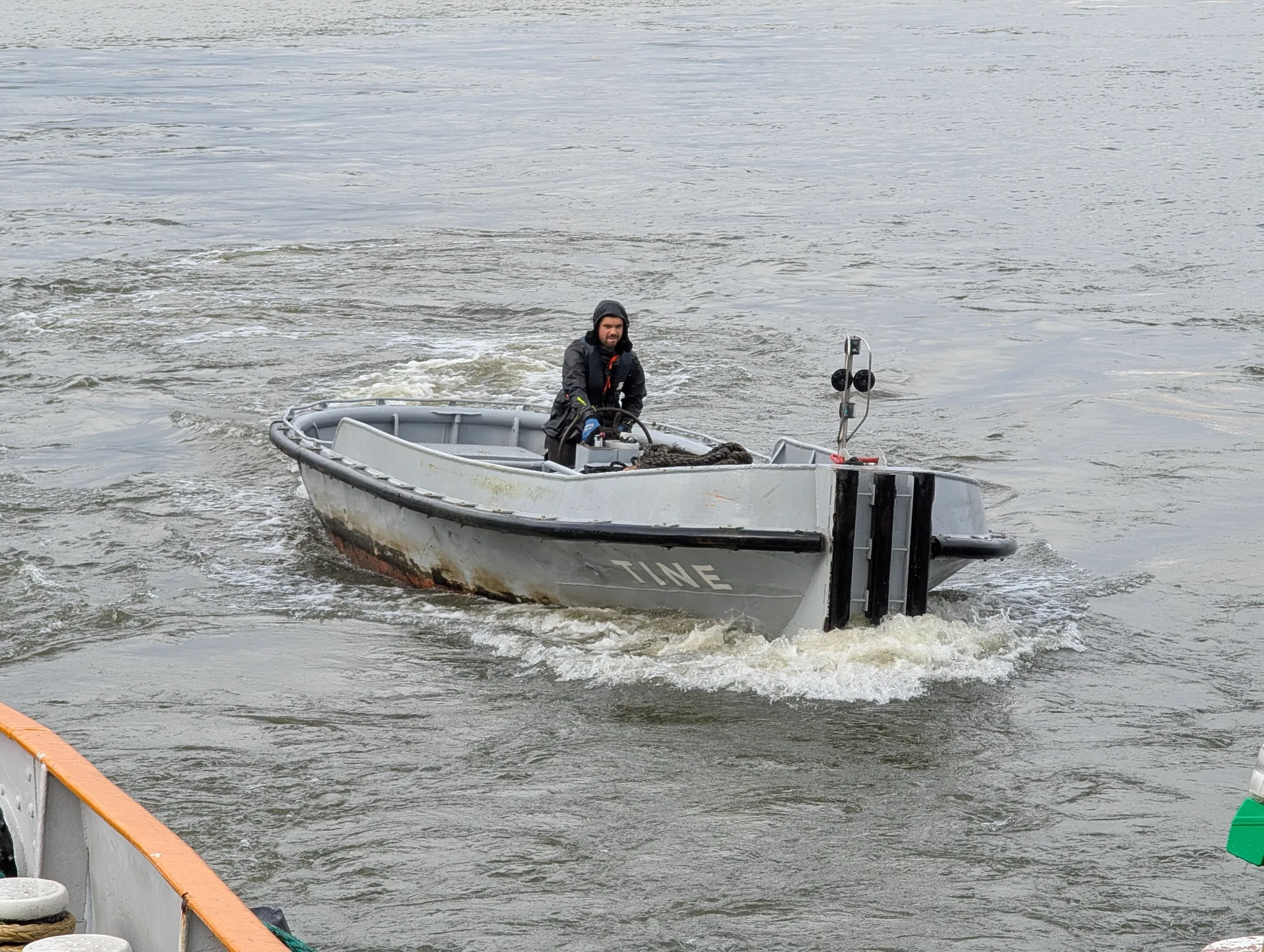 Arbeitsboot TINE auf der Elbe bei vollem Einsatz