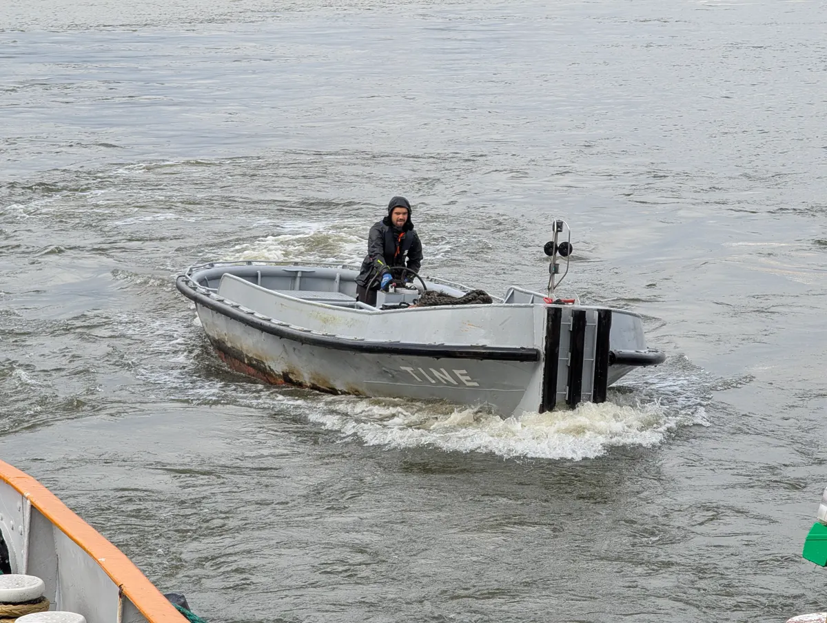 Arbeitsboot TINE auf der Elbe im Hamburger Hafen
