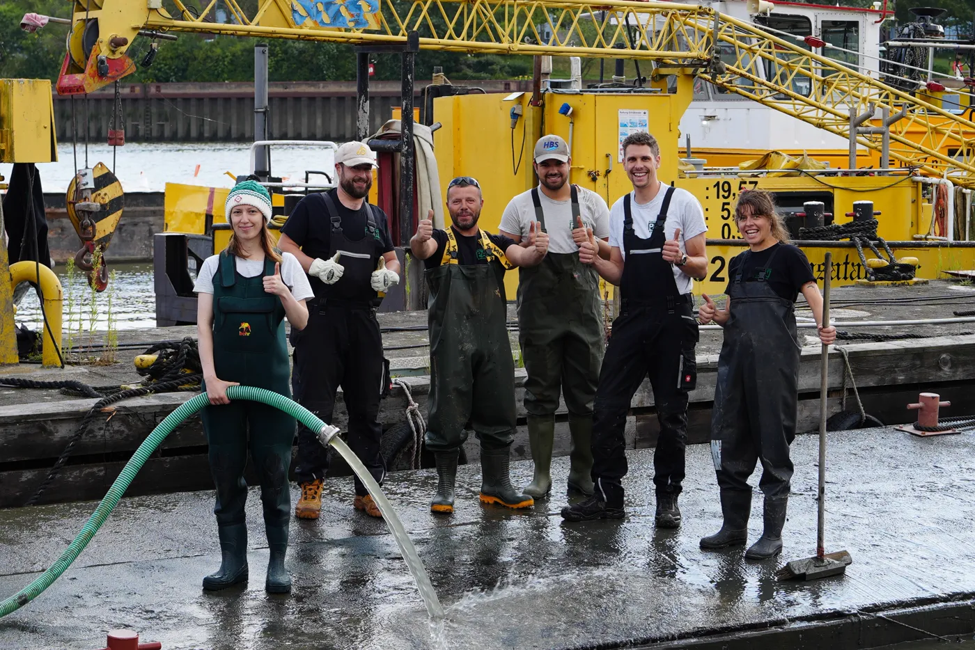Das PAN Team und Auszubildende auf dem Ponton im Hamburger Hafen